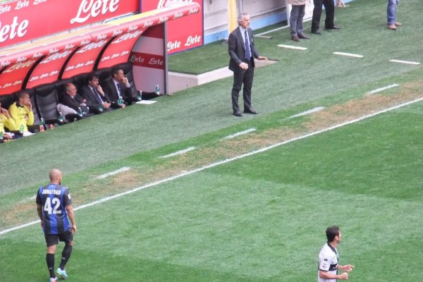  马赛球迷横幅抗议俱乐部管理层  