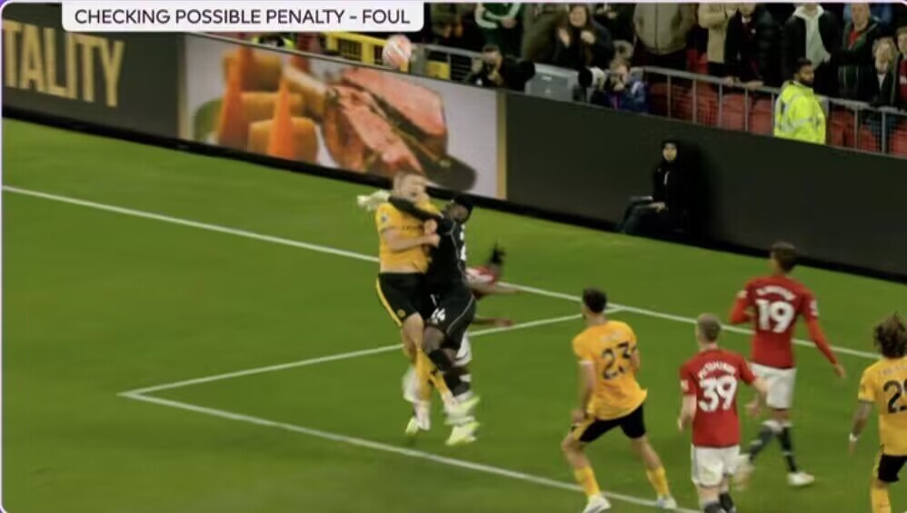  曼联补时争议点球绝杀，B费怒斥判罚尺度  